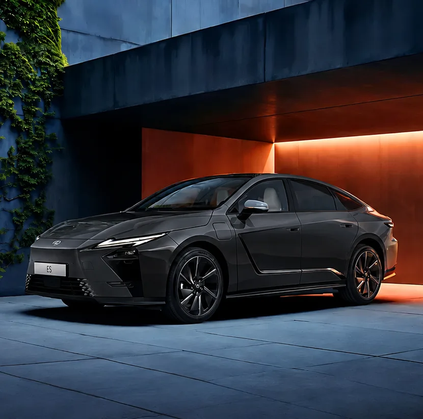 Nouvelle Lexus ES 300h garée devant une façade végétalisée, éclairage orangé