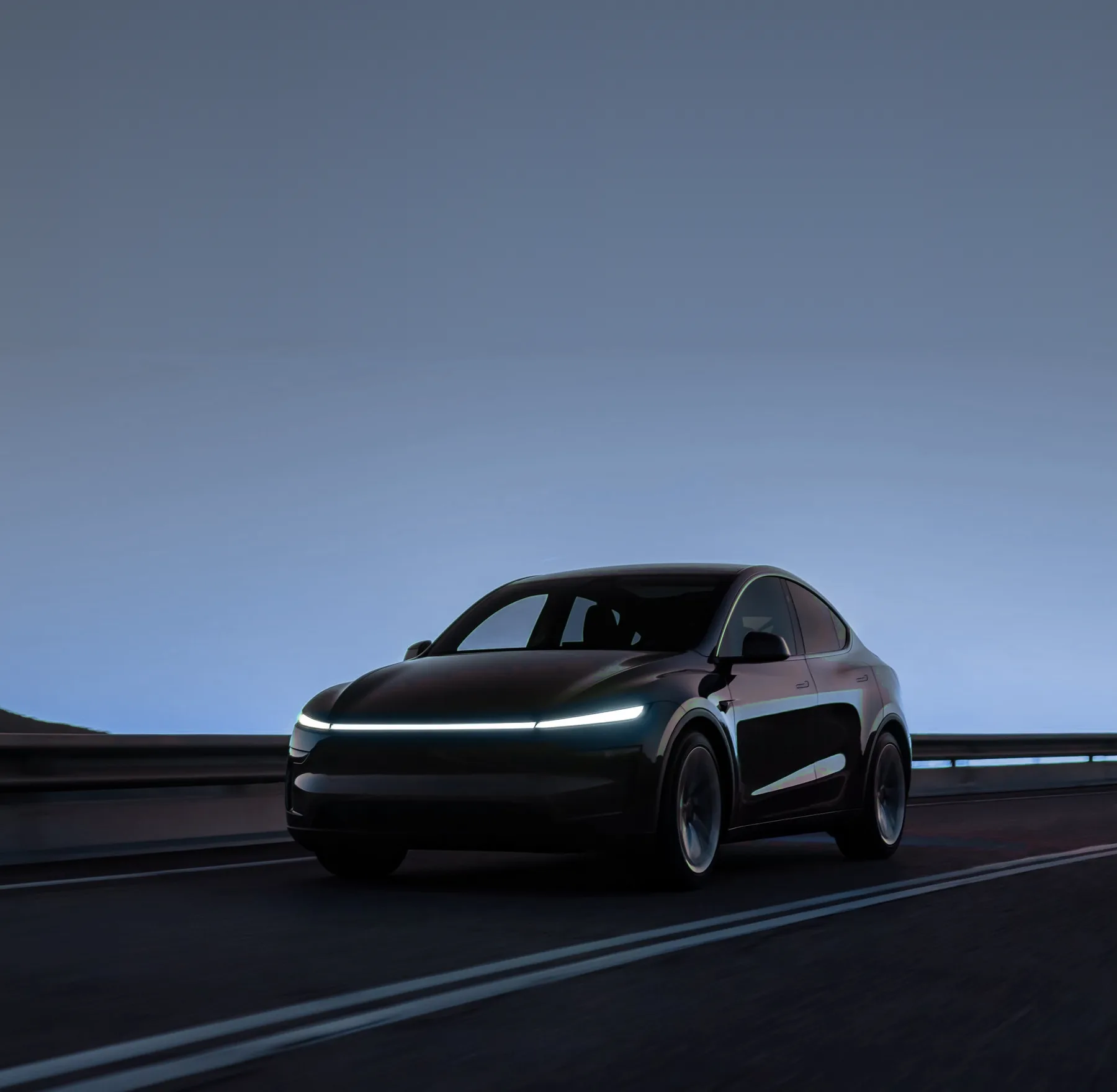 Tesla Model Y sur la route au crépuscule